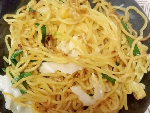 生中華麺で!ごま油香るキャベツと韮との塩焼きそば